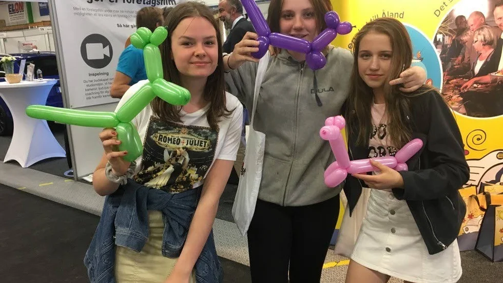 Samanta Straume, Ellen Karlsson och Milena Merkulova hade fullt upp. "Vi samlar godis och annat. Vi har testat lite olika tävlingar och sånt", berättade de.
