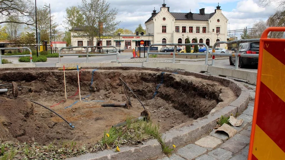 Rondellen vid järnvägsstationen görs om då åkerfräken, ett invasivt ogräs med djupa rötter, tagit över den.