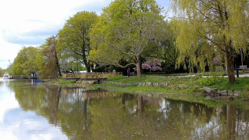 I höjd med Klosterparken samt vid Drömparken och Åpromenaden vill kommunen ta upp vatten för att kunna bevattna parkerna vid et teventuellt bevattningsförbud.