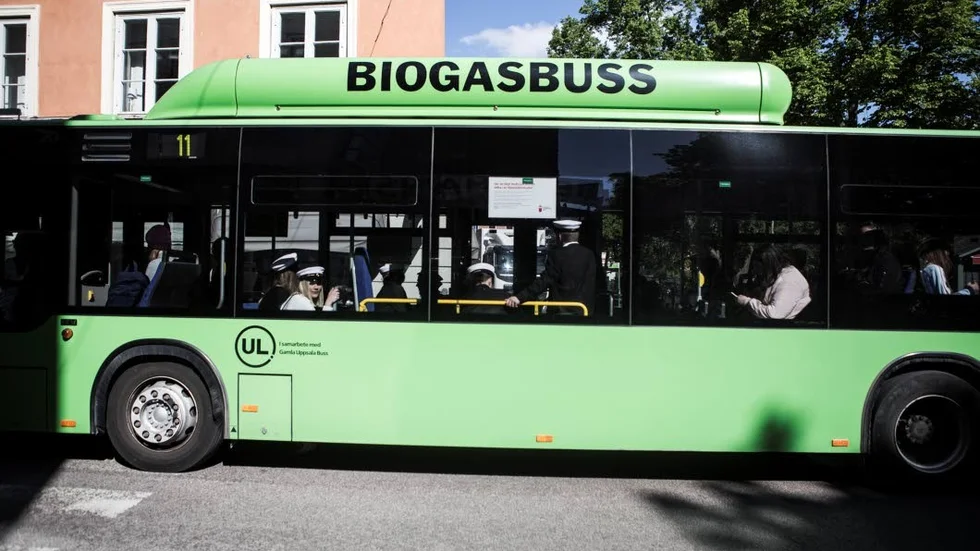 Det blir enklare och billigare om förarna slipper kontroll och försäljning av biljetter på bussarna, skriver Dick Åhman.