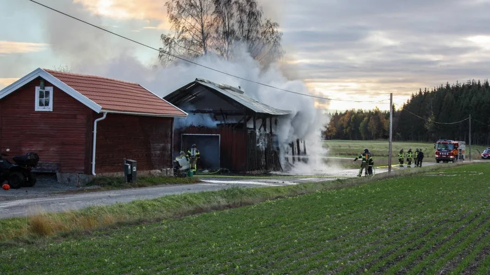 Den 100-åriga ladan brann ned till grunden, nu får en ny lada inte byggas upp på samma plats.
