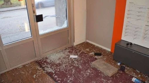 En sten kastades in genom glasdörren till butiken i Tierp vid inbrottet i höstas.