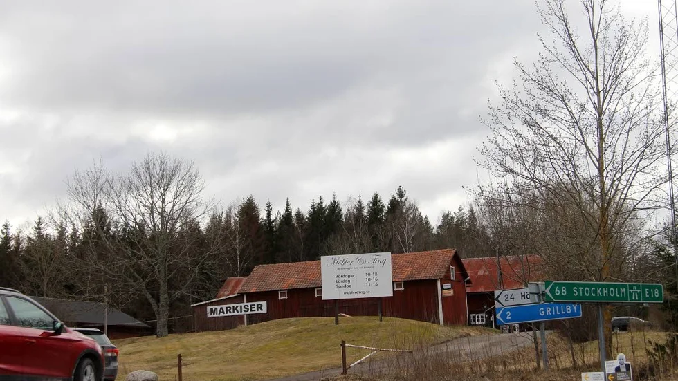 Intresse finns för att stycka av en del av industritomten i Skäggesta och bygga bostäder i skogspartiet bortom Möbler & Ting.