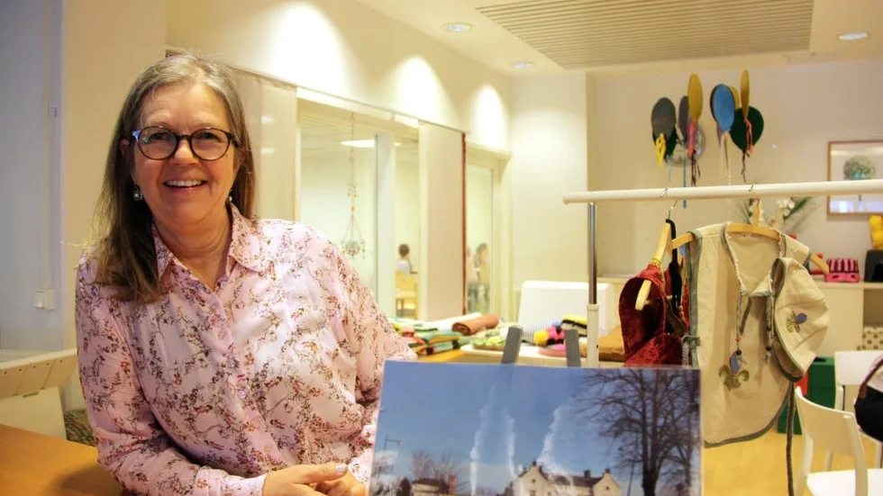 Åsa-Lill Kinnbo på plats vid butiksdisken där Omnia Daglig verksamhet snart öppnar affären.