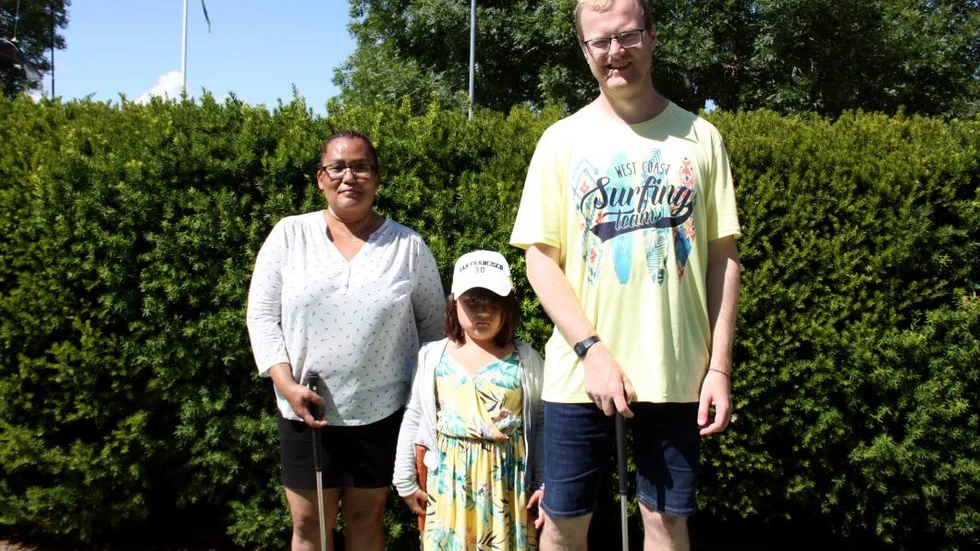 Malai, Sophia och Igor Piltz spelade bangolf i Enköping för första gången.