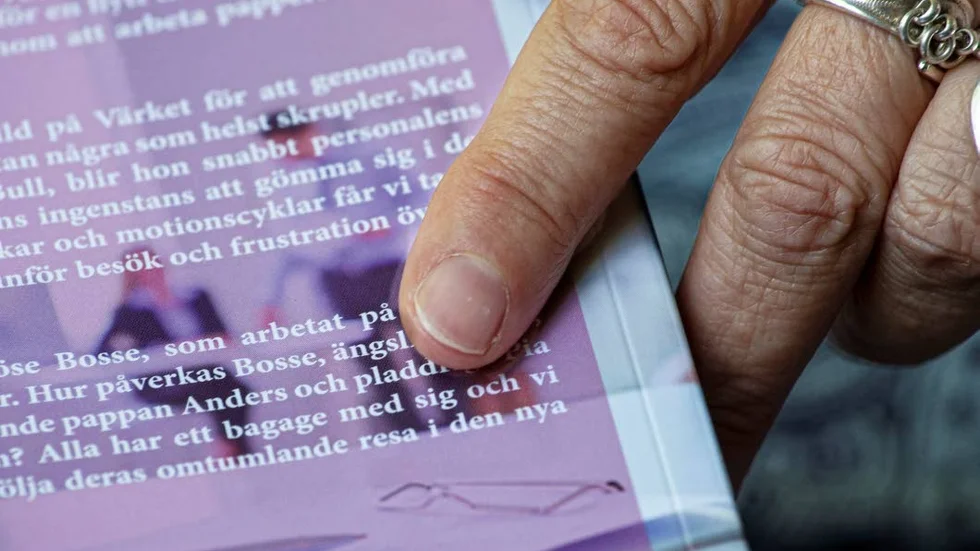 Huvudpersonen Bosse gillar inte förändringen som väntar på kontoret.