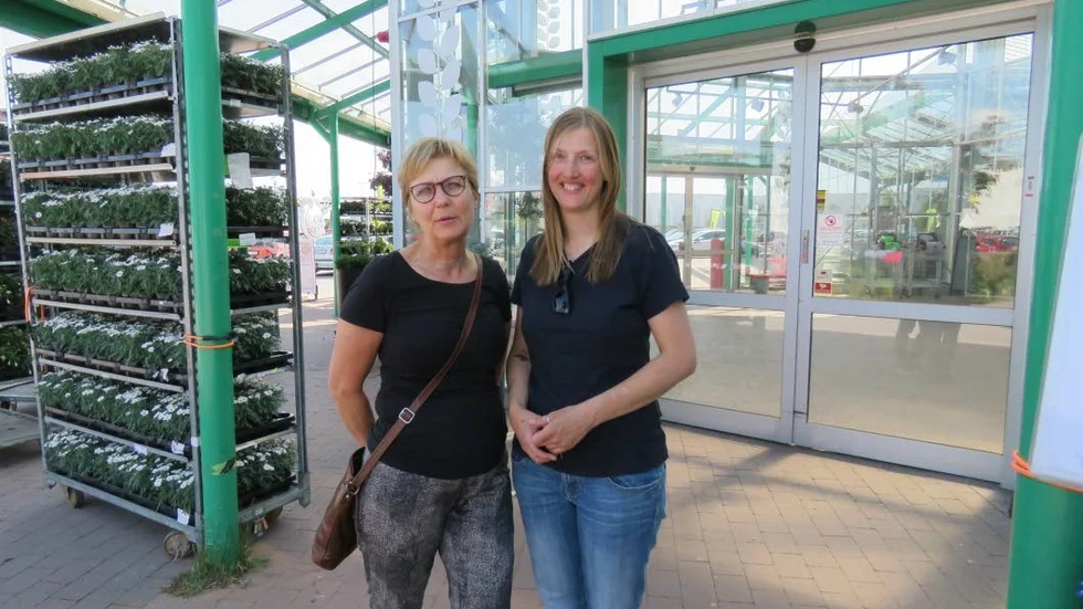 Elisabeth Runesdotter och Linn Löthman oroas inte över måsattacker.