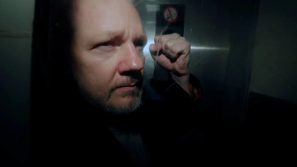 Julian Assange efter en domstolsförhandling i Storbritannien tidigare i år.