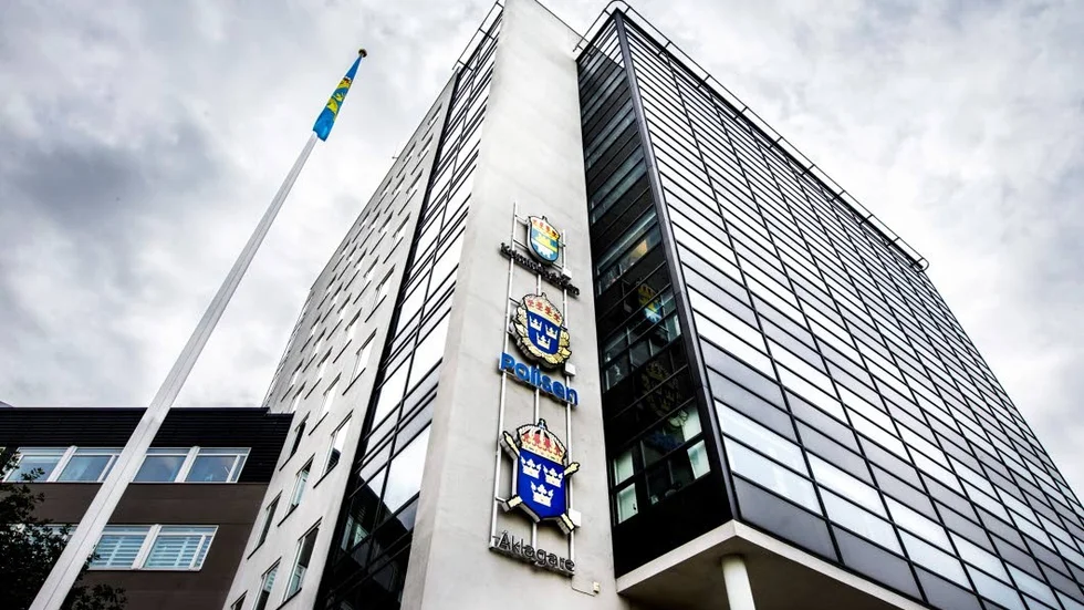 Den polis i Uppsala som hotade en kollega över sms kommer att få behålla sin anställning.
