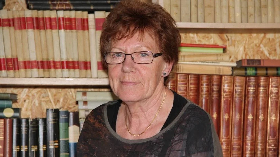 Dora Wakllindet lånar ut böcker i sitt museum.