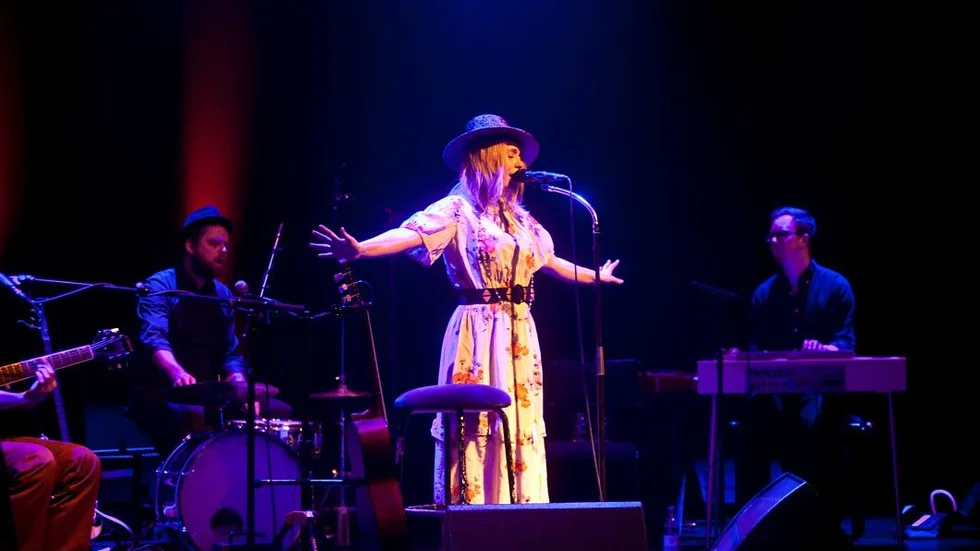 Lisa Ekdahl inledde sin Sverigeturné med en spelning på Reginateatern som växte i kraft.