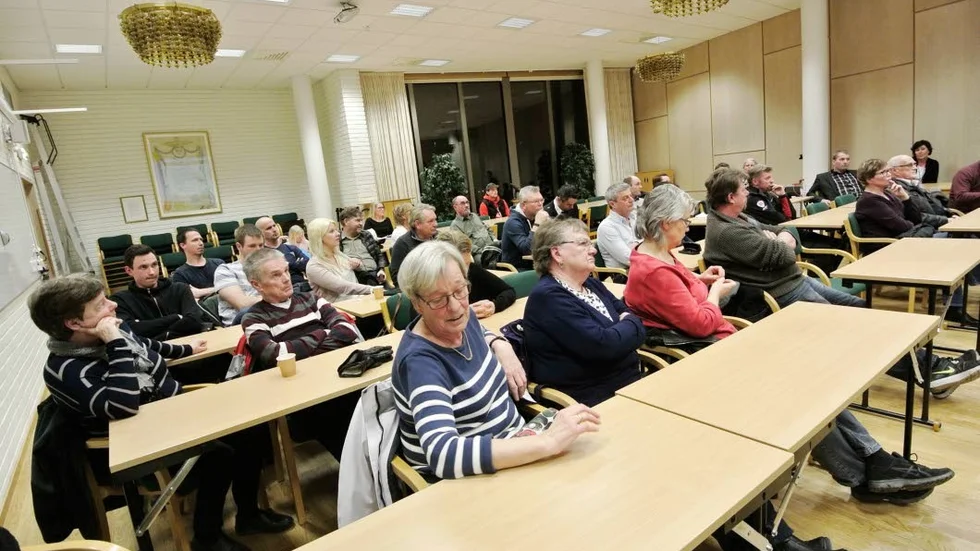 Ett drygt 20-tal medborgare mötte kommunledningen i Tierp med kritiska frågor om planerna på nytt asylboende i Svanby.
