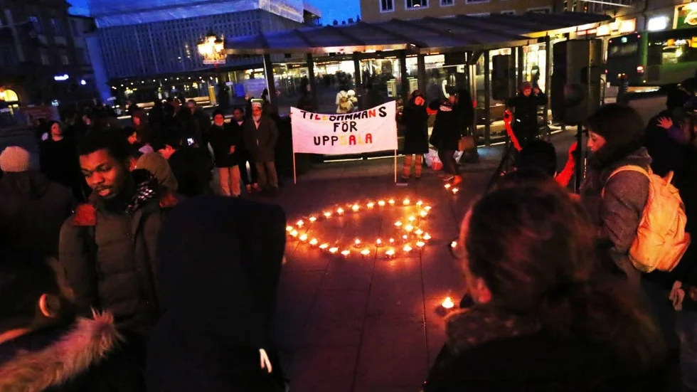 Kärlekens torg. Många tände ljus för att visa att de tror på ett tryggt Uppsala för alla.