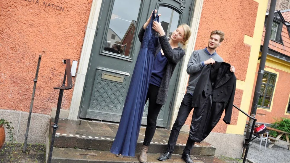 Anja har fått låna balklänning av en kompis.