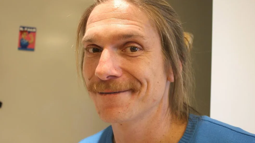 Johan Karlgren är först i världen med att leva på pärlplattor.
