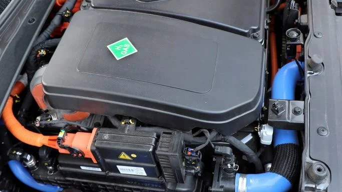 Den så kallade stacken med bränsleceller dominerar motorrummet medan själva drivenheten, elmotorn, sitter gömd under.