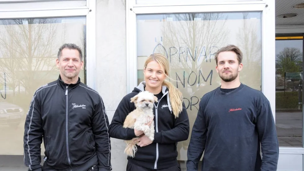 Tre av de fyra som ska driva det nya gymmet i Tierp. Från vänster Seppo Karppinen, Johanna Ericsson och Sebastian Jansson. Maskoten Skorpan vill förstås också vara med.