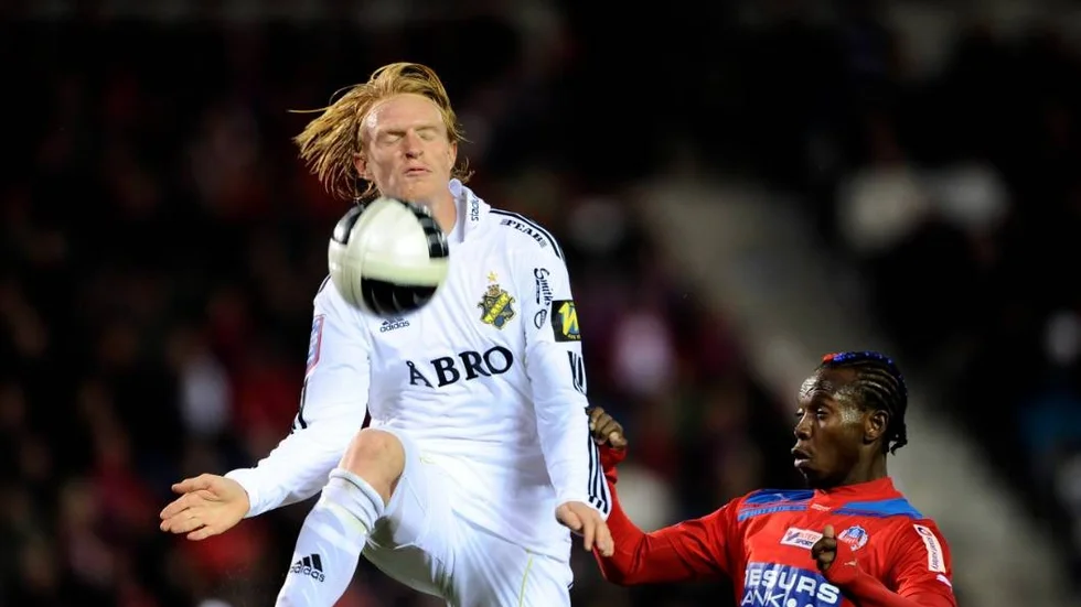 HELSINGBORG 2011-10-23 
AIK:s Niklas Maripuu mot Helsingborgs May Mahlangu under sista allsvenska matchen mellan Helsingborg och AIK på Olympia på söndagen.
Foto Björn Lindgren / SCANPIX / Kod 9204