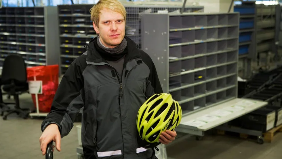 Hjälmen på. Simon Carlsson som är brevbärare och skyddsombud på Bring Citymail började använda hjälm när det blev ett krav i höstas. Nu tycker han att det känns naturligt.