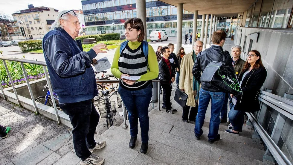 Skolnedläggning. Läraren i måleri Janne Holmgren försökte påverka Kajsa Ragnarsson (V). Lärare och elever från Bolandgymnasiet                och GUC protesterade in i det sista när utbildningsnämnden samlades för det avgörande beslutet. Efteråt vågade politikerna nästan inte gå ut.