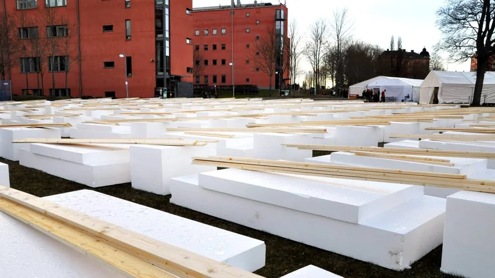 Högar av byggmaterial ska bli 120 flottar lagom till valborg.