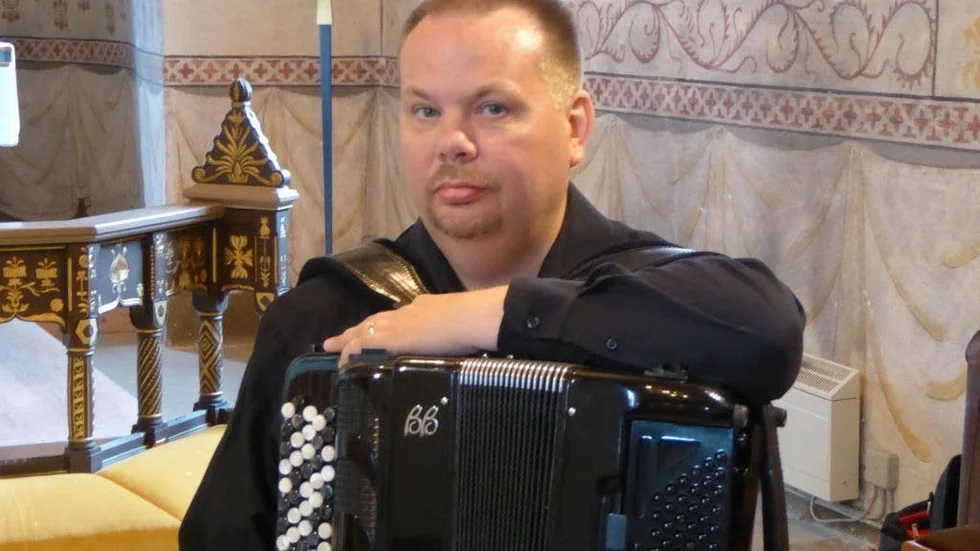 Dragspel. Lars-Åke Gustafsson spelar accordeon på lunchmusiken den 12 april. Accordeon är ett dragspel som används av professionella konsertmusiker.
