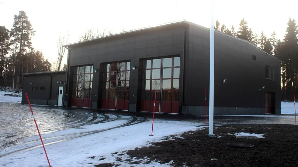 Färdigt. Brister i bygget av det nu konkursade byggbolaget MB Eriksson Bygg och Fastighet har gjort att räddningstjänsten inte kunnat använda brandstationen i Veckholm. Nu har kommunen löst problemen och den 31 mars är det dags för inflyttning.