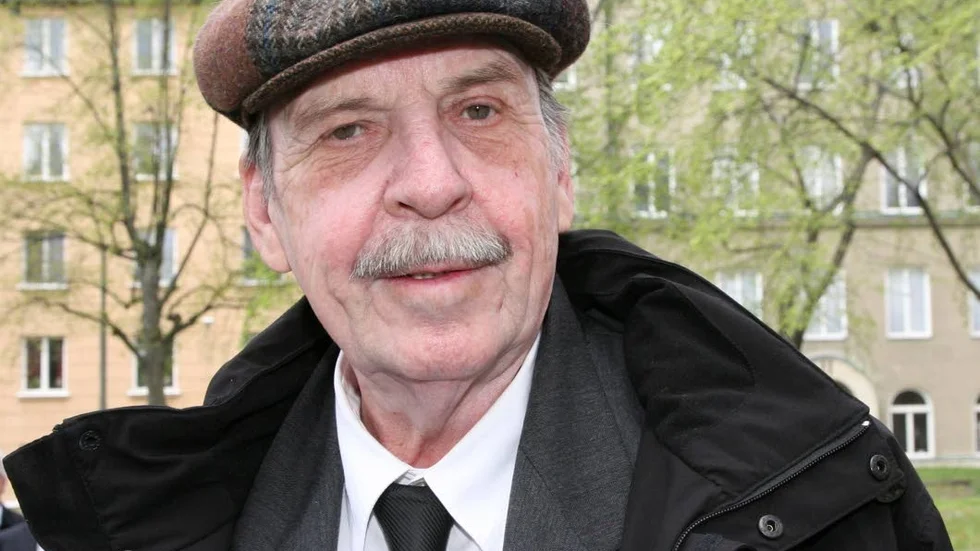Skådespelaren och musikern Jobbar vidare. Janne Loffe Carlsson fyller 80 år. Förutom knäna som krånglar lite är det inget fel på hälsan och i sommar står han på scen i Borgholm.