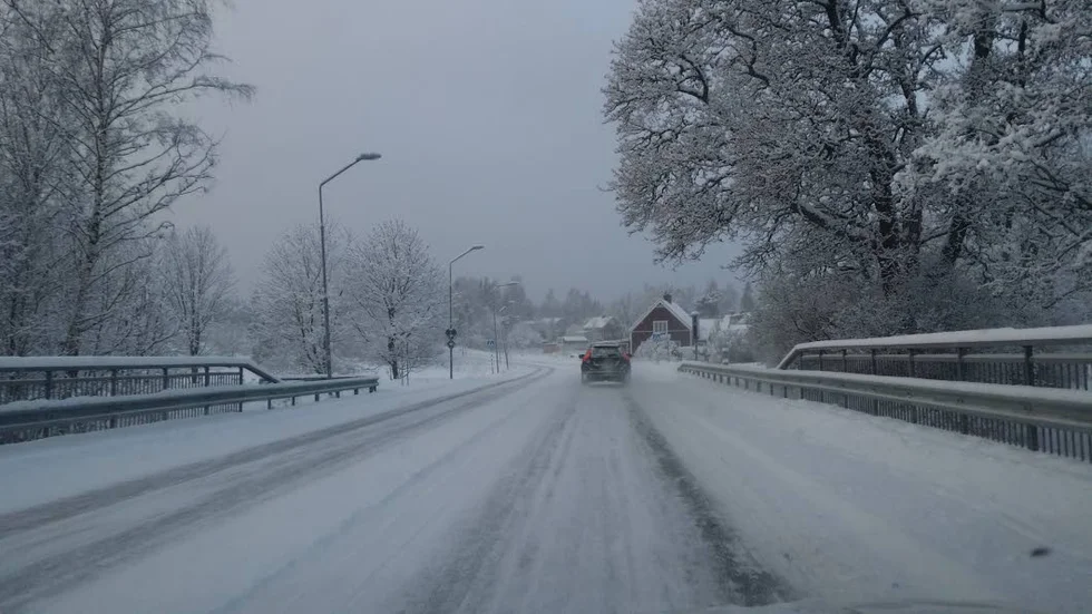 Brofråga. Länsväg 288 går i dag genom Hökhuvud mellan Gimo och Östhammar. Enligt Trafikverkets utredning kan vägen dras runt orten och en ny bro byggas för att spara restid.