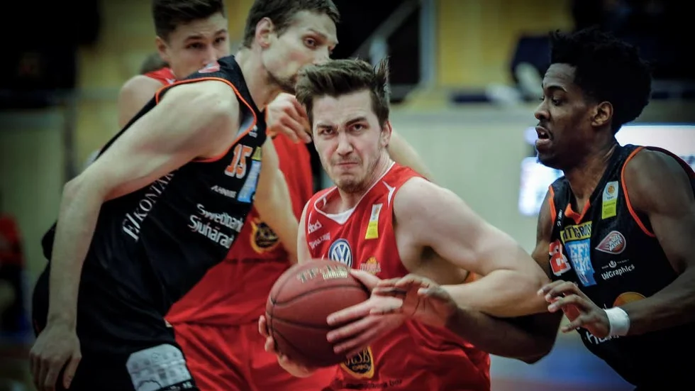 Stjärnan lämnar. Alexander Lindqvist, här under kvartsfinalserien mot Borås, kan ha satt sin sista poäng i Uppsala Basket.