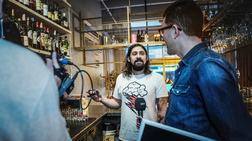 Barchefen på årets bar – Luis Farina – intervjuas av UNT:s onlinechef Jens Pettersson.
