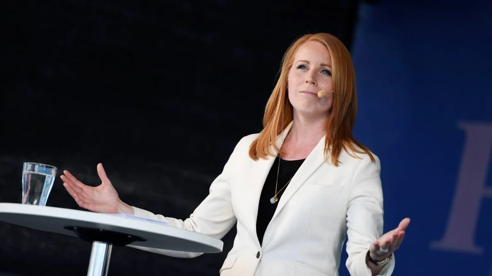 Halvmesyr. Visar det sig, vilket Annie Lööf antyder, att hotet om en misstroendeförklaring blott är ytterligare en halvmesyr kan de nog rikta in sig på valet 2022 istället.