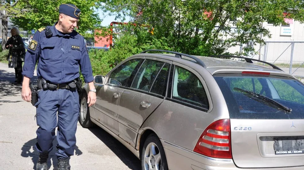 Kontroll. Jonas Eronen från Uppsalapolisen vid en bil som saknar registreringsskyltar. Den man som disponerar fordonet säger till UNT att han inte kör bilen utan bara använder den som sängplats.