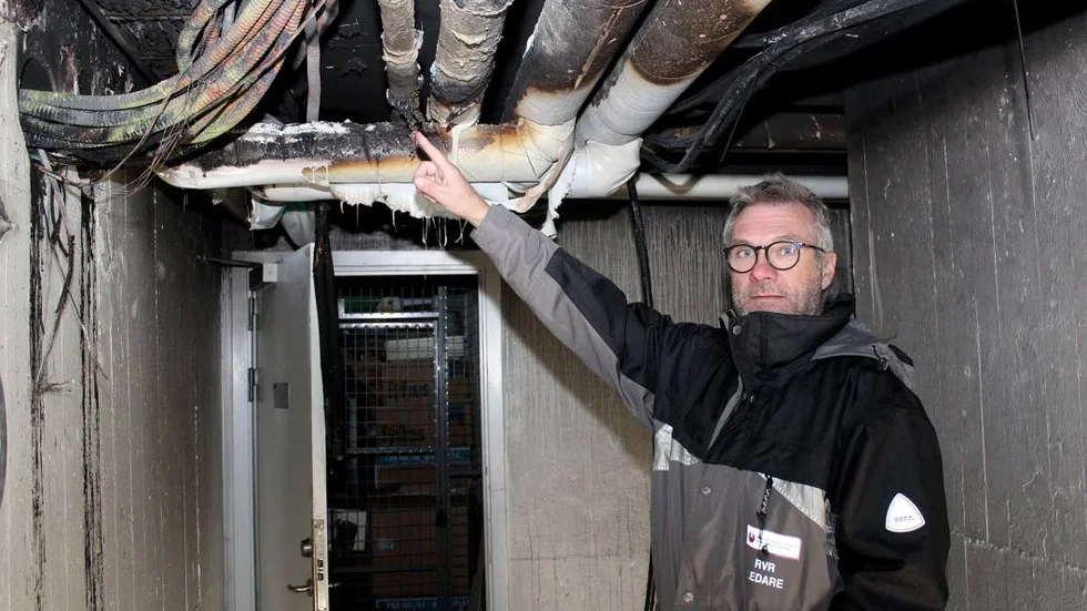 BRAND. Thomas Reichert, restvärdeledare, visar vart källarbranden utbröt.