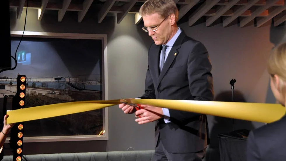 Landshövding Göran Enander klipper bandet på invigningen.