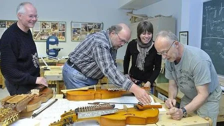 Holländaren Nikolaj Marks förevisar sitt senaste bygge, en nyckelharpa med barockklang, för landsmannen Ernst Jan Kalkman, Annette Osann från Frankrike och kursansvarige Esbjörn Hogmark.