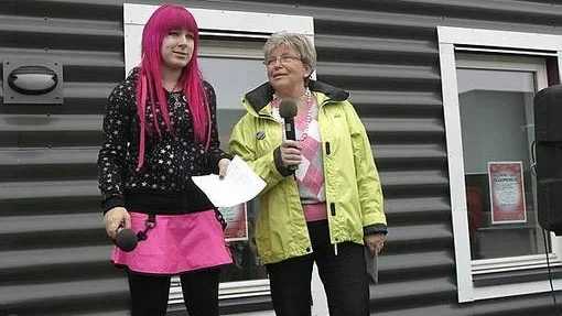 Lisa Nergård, till vänster, representerade ungdomarna när Ungdomens hus invigdes på lördagen. På plats var också fritidsnämndens ordförande Monica Hallgren.