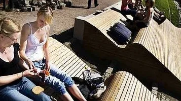 Helena och Camilla Eriksson-Wik och njuter vid åkanten.