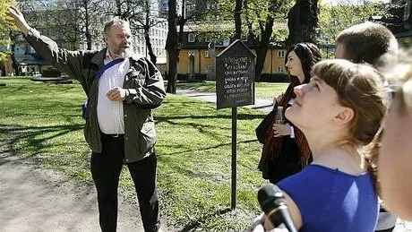 Nils O Sjöstrand, ordföranden i Söderbergssällskapet, är ciceron på vandringen i Söderbergs kvarter. Den ingår i Litteraternas Hjalmar Söderbergstema, och senare på eftermiddagen ska de även besöka Söderbergsrummet på Thielska galleriet på Djurgården.