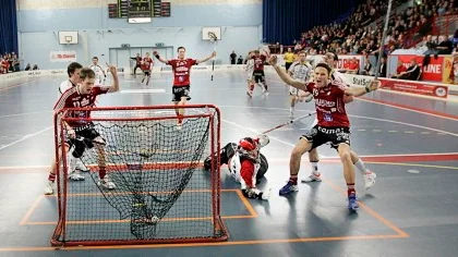 Här startar superrycket. Gabriel Oredsson har precis gjort 5-3 till Storvreta.