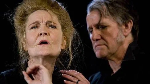 Lång dags färd mot natt är en levande klassiker med existentiella bråddjup. I Kia Bergslunds uppsättning på Uppsala Stadsteater spelar bland andra Ann Petrén och Göran Engman.