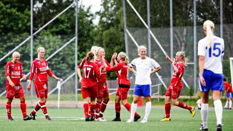 Danmarks spelare firar ett av målen under utskåpningen av Älvsjö.