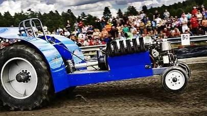 Angelica Lindquist kör sin traktor under traktorpulling i Vendel.