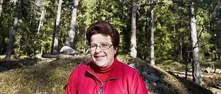 Hon njuter av skogen