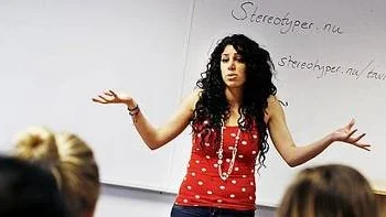 Melody Farshin värmde upp med ståuppkomik.