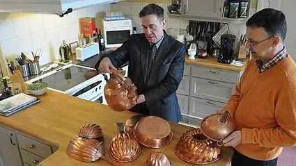 Håkan Liby och Jacob von Ehrenheim studerar kopparn i köket på Grönsöö.