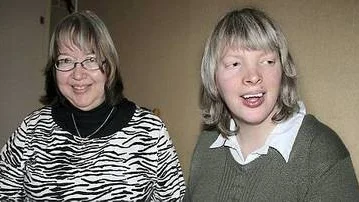 Efter att ha först ha nekats att köpa en lägenhet har Anna Persson, till höger, äntligen fått flytta in, med hjälp av bland annat hennes mamma Eva Persson, till vänster.
