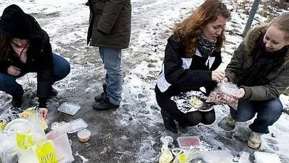 Anna Forslin och Angelica Boström tar vattenprover och lagar hajkbomber till lunch.