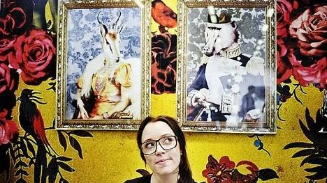 Lisa Bengtsson har gjort tavlorna och tapeten.