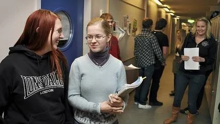 Emma Birgersson (t v) och Lena Källsten tar reda på mer om vad de kan göra efter att ha tagit studenten på Bruksgymnasiet till våren.
